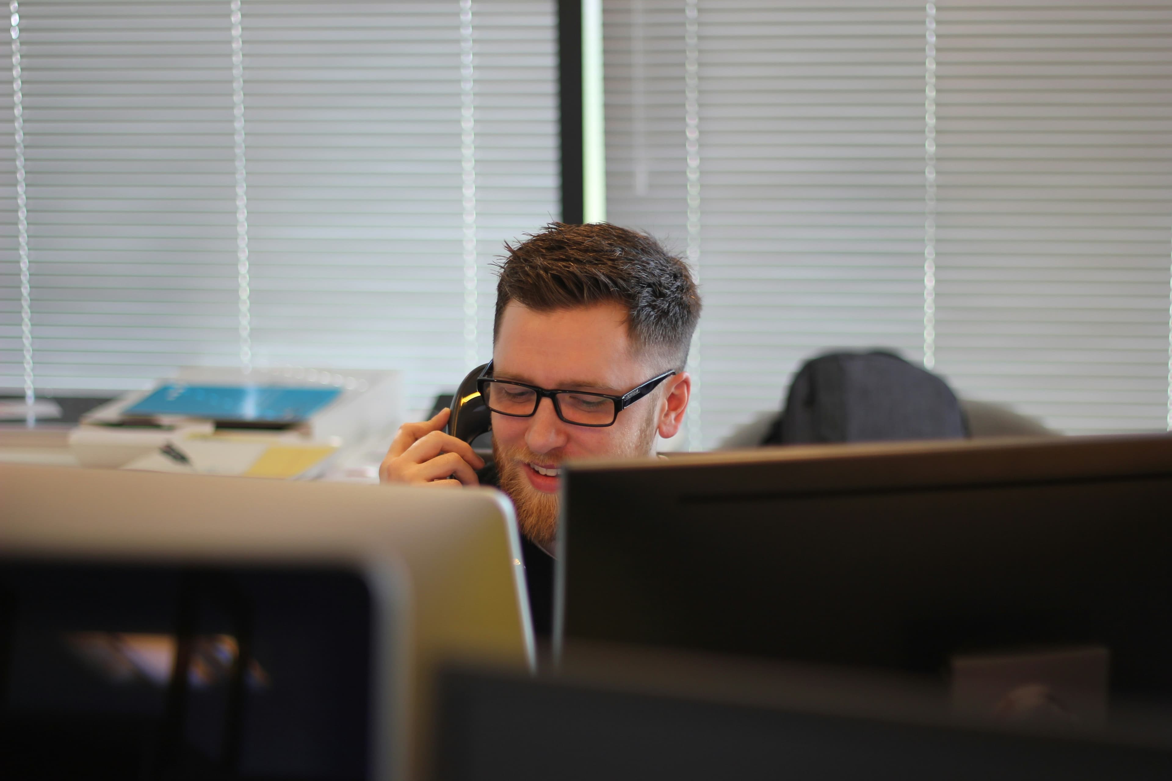 Kundenservice-Mitarbeiter am Telefon